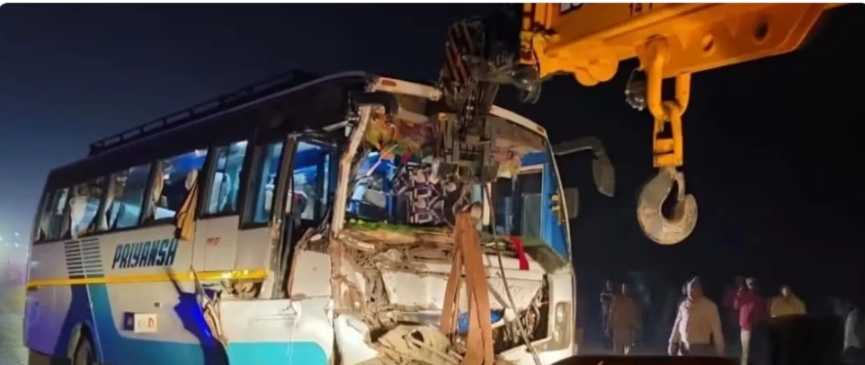 हिमाचल से महाकुंभ के लिए निकली थी बस, हाइड्रा से हुई टक्कर; मची चीख-पुकार