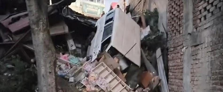चिंतपूर्णी मंदिर के मुख्य बाजार में हादसा, अनियंत्रित स्कॉर्पियो गाड़ी दुकानों में जा घुसी, 3 श्रद्धालु घायल