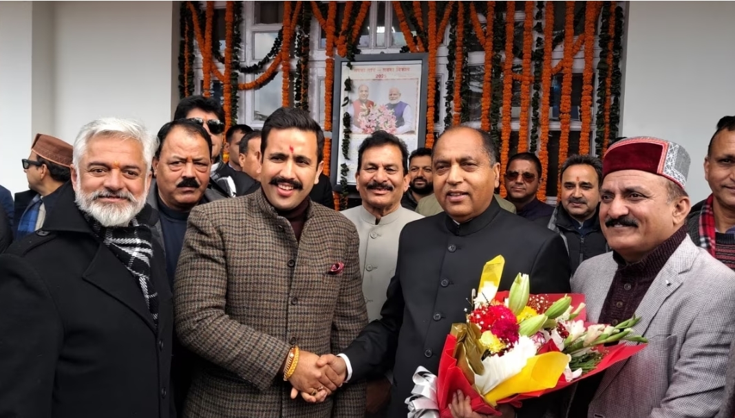 जयराम ठाकुर को जन्मदिन की बधाई देने पहुंचे विक्रमादित्य सिंह