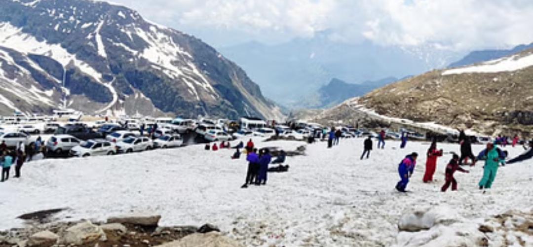 हिमाचल: रोहतांग सहित ऊंची चोटियों पर बर्फबारी, पर्यटकों ने शीतकालीन खेलों का उठाया लुत्फ