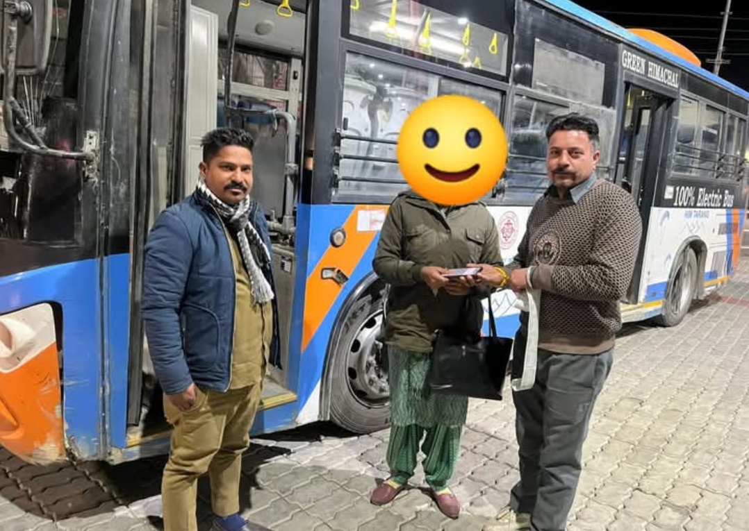HRTC के चालक परिचालक ने यात्री का मोबाइल लौटा कर पेश की ईमानदारी की मसाल