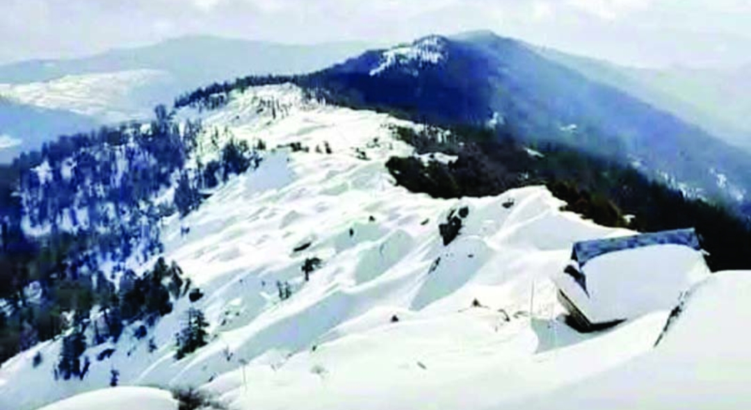 सीजन का पांचवां हिमपात, चूड़धार की चोटियों पर जमी बर्फ