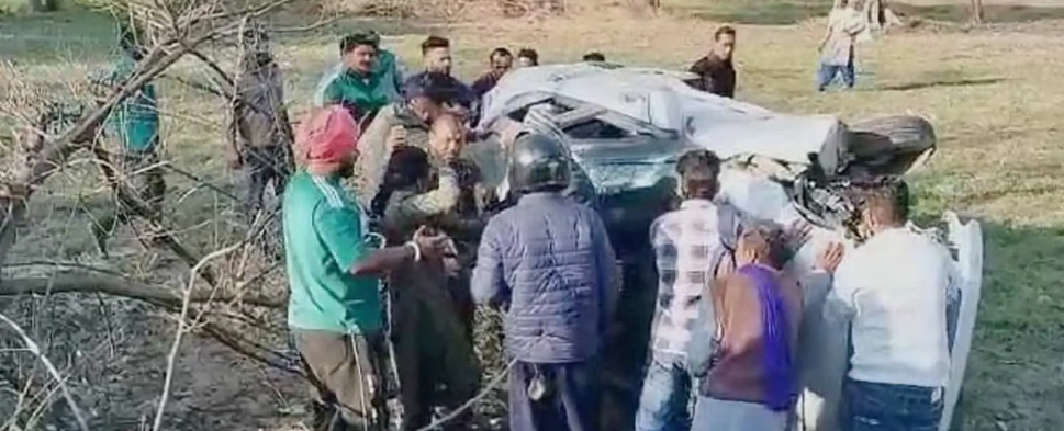 हिमाचल: सड़क से खेत में पलटी कार, महिला कर रही थी ड्राइव; मची चीख-पुकार