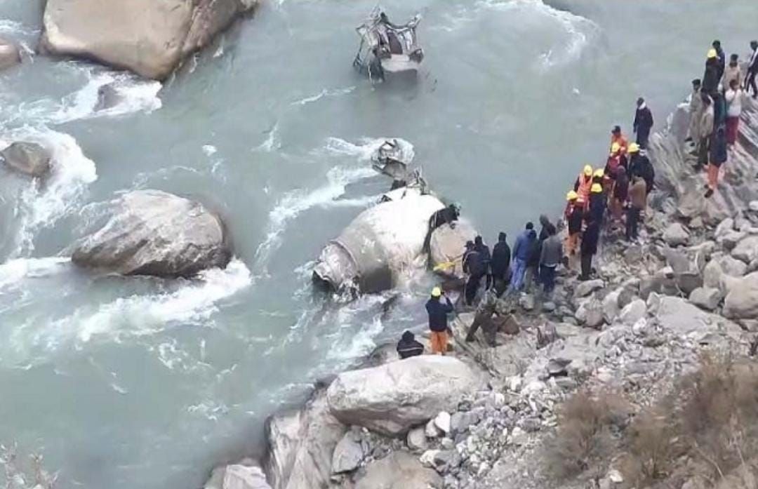 हिमाचल: सतलुज नदी में गिरी गाड़ी, अंदर बैठे लोगों का नहीं चल रहा पता