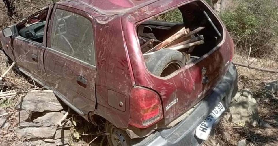 हिमाचल में 300 फीट गहरी खाई में गिरी कार, तीन थे सवार; दो ही बच पाए