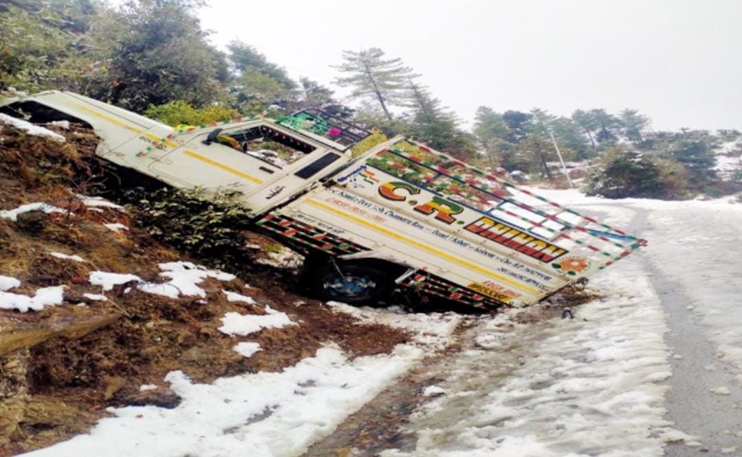 हिमाचल: पार्क करते समय बर्फ में फिसली पिकअप जीप, चालक ने ऐसे बचाई जान