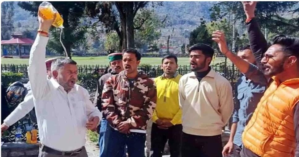 भाजपा नेता ने डीसी ऑफिस के बाहर खुद पर छिड़का पेट्रोल, और फिर…