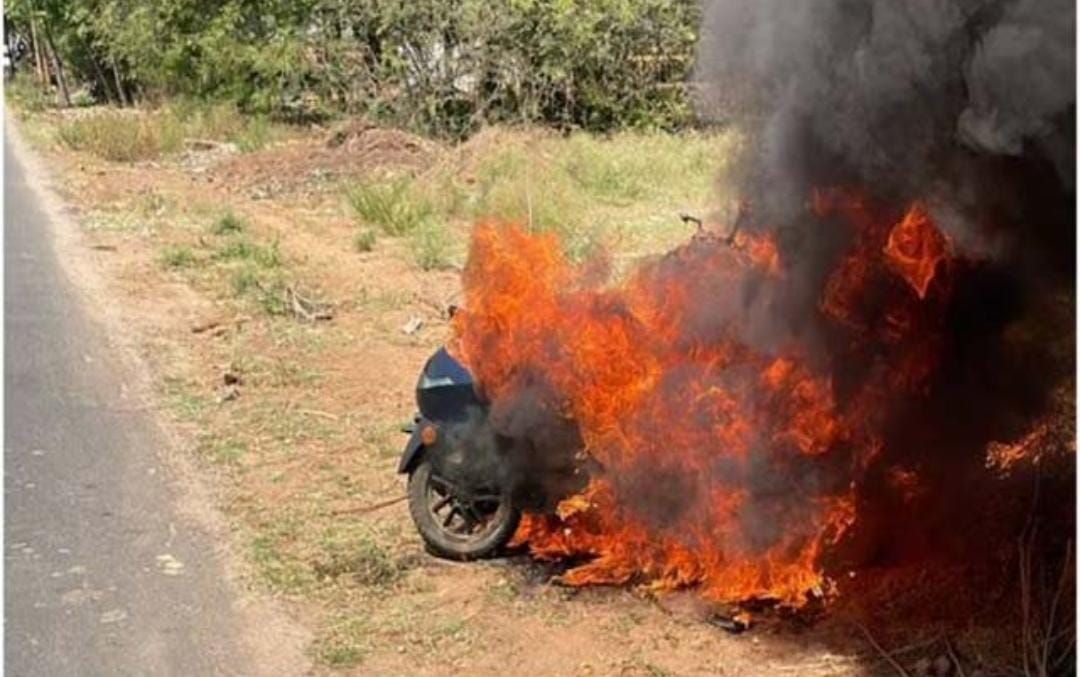 हिमाचल: घरोह के युवकों की गुंडागर्दी, बाइक को लगाई आग