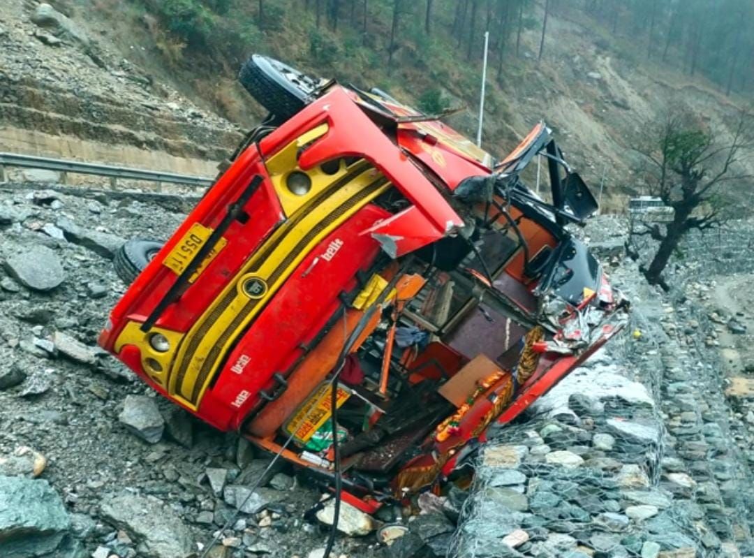 हिमाचल: पहाड़ी से गिरे पत्थरों की चपेट में आकर पलटी बस, चालक-परिचालक घायल