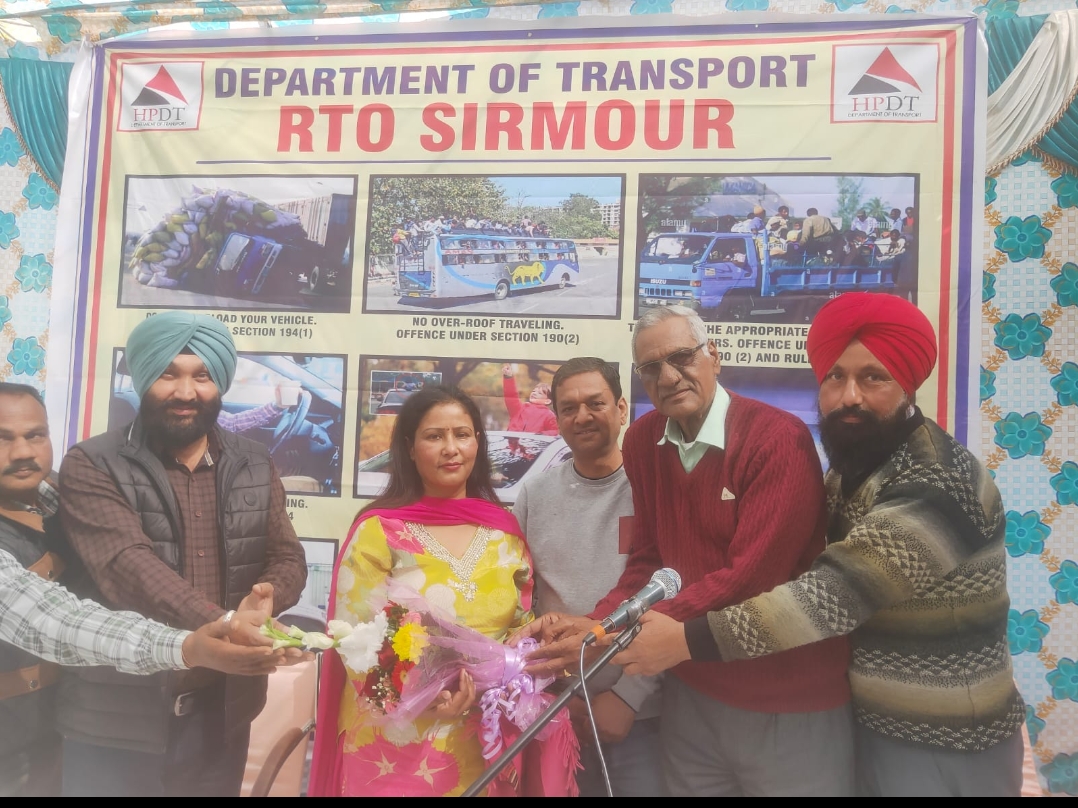 ट्रक यूनियन पांवटा साहिब मेें आरटीओ सोना चौहान ने बताए ट्रैफिक नियम, प्रोग्राम में नशे व डेंगू के बारे भी दी जानकारी