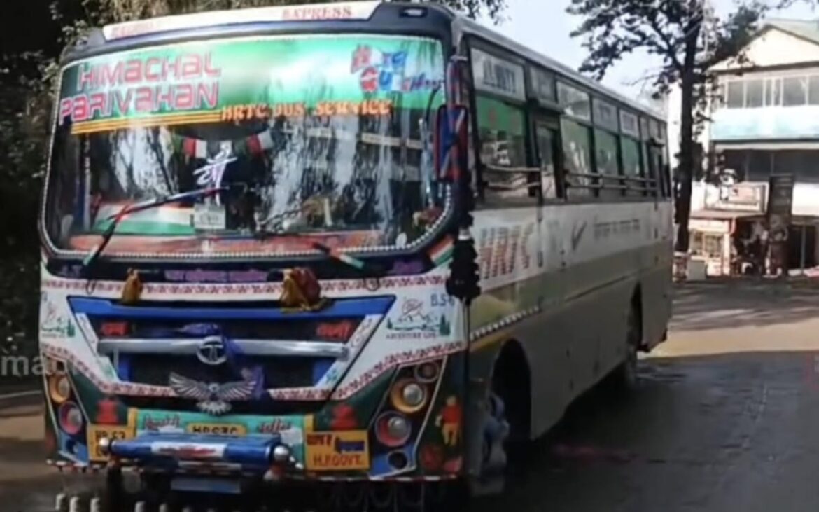 हिमाचल: HRTC की बस के आगे गिरा हाई वोल्टेज तार, करंट से झुलसा एक मुसाफिर