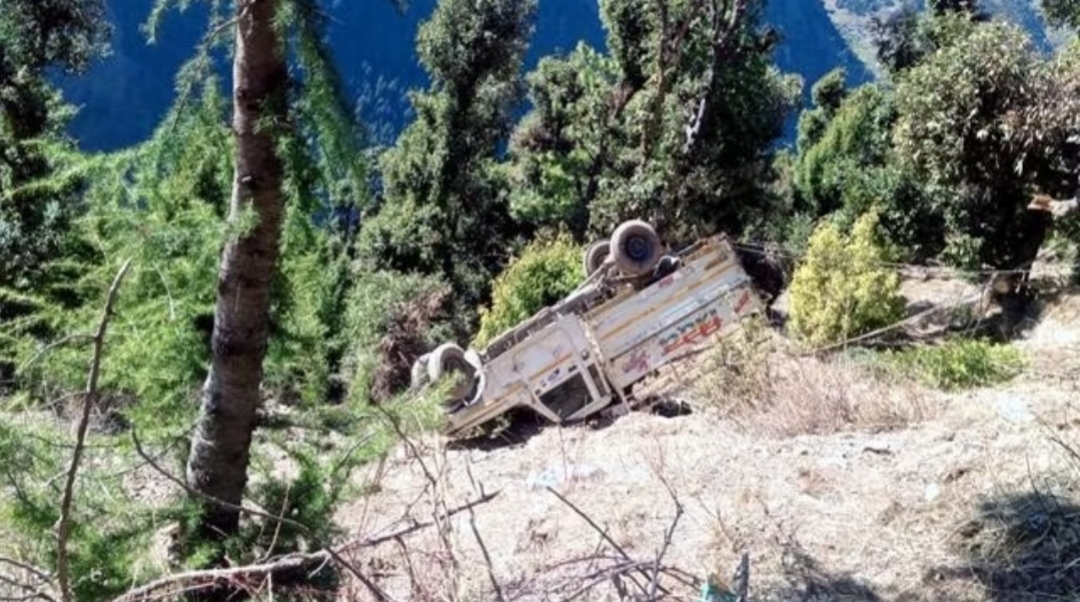 Chamba: हलूरी-भड़ेला मार्ग पर खाई में लुढ़की जीप, चालक व सवार ने ऐसे बचाई जान