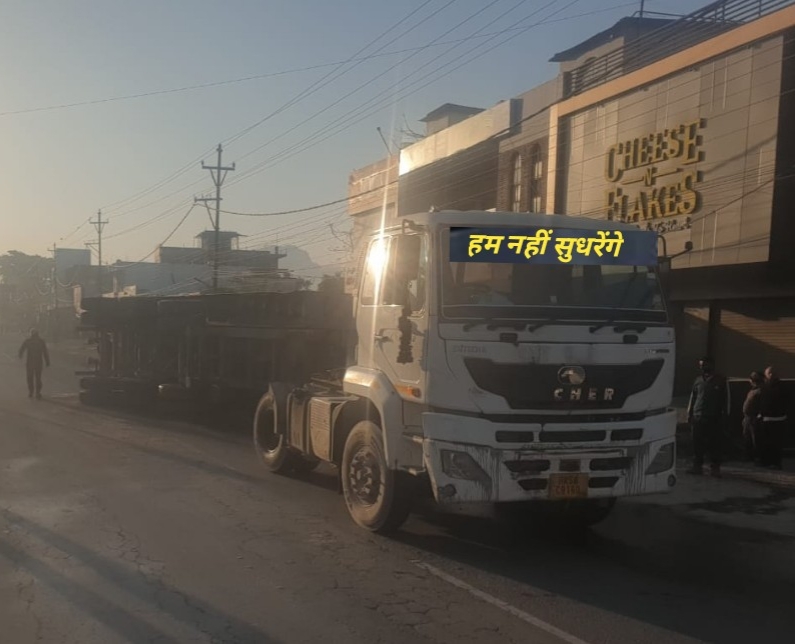 अनियंत्रित होकर पलटा बजरी से लदा ट्राला, एसडीएम ने दिए जांच के आदेश:पांवटा साहिब