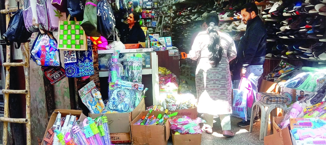 सिरमौर: चाइनीज पिचकारियों से सजे होली के बाजार…