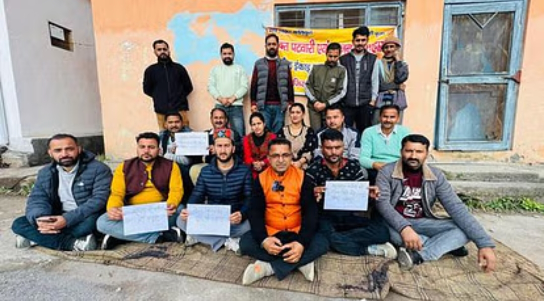 पांवटा साहिब: पटवारी और कानूनगो की हड़ताल जारी, समाज सेवी नाथू राम आए समर्थन में