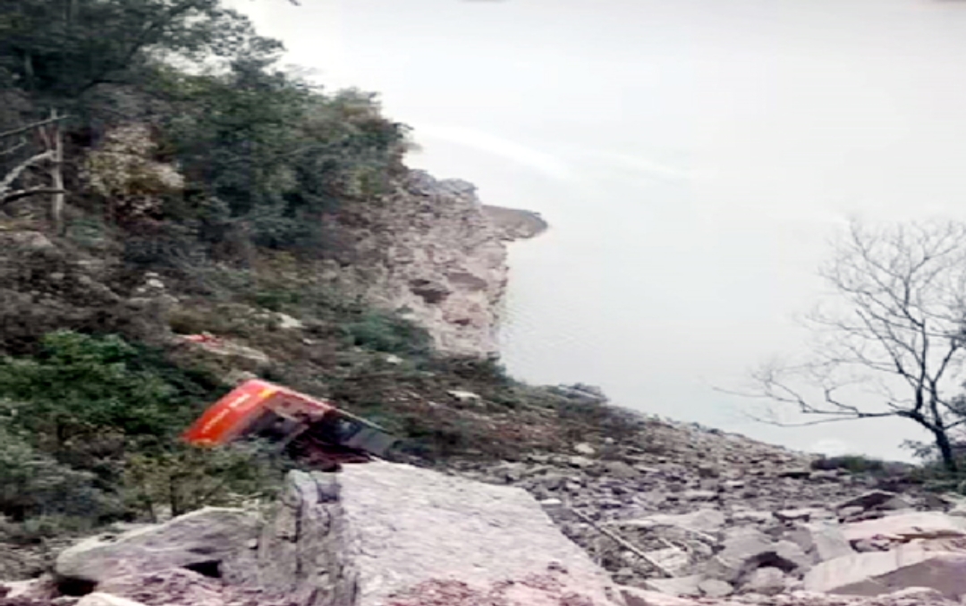 गोबिंद सागर झील में समाया ट्राला, चालक की मौत, परिजनों ने कंपनी पर लगाया लापरवाही का आरोप