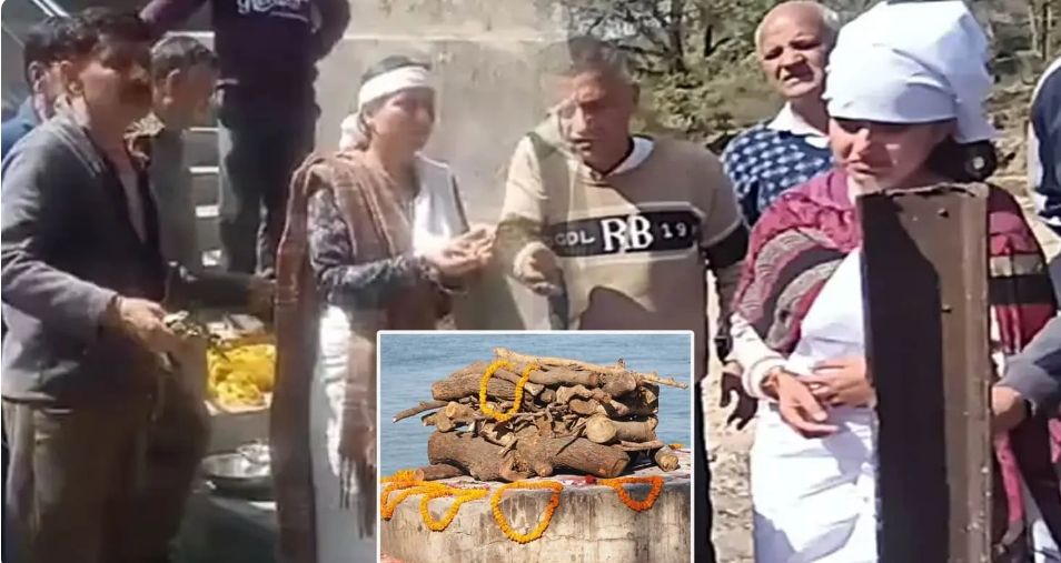 हिमाचल: बेटियों ने दिया पिता की अर्थी को कंधा, निभाई अंतिम संस्कार की सभी रस्में