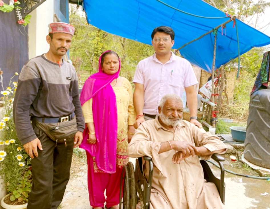 हिमाचल: दिव्यांग पति, जर्जर घर और अनदेखी की मार, दर- दर की ठोकरें खाने को मजबूर है ‘आशा’ का परिवार
