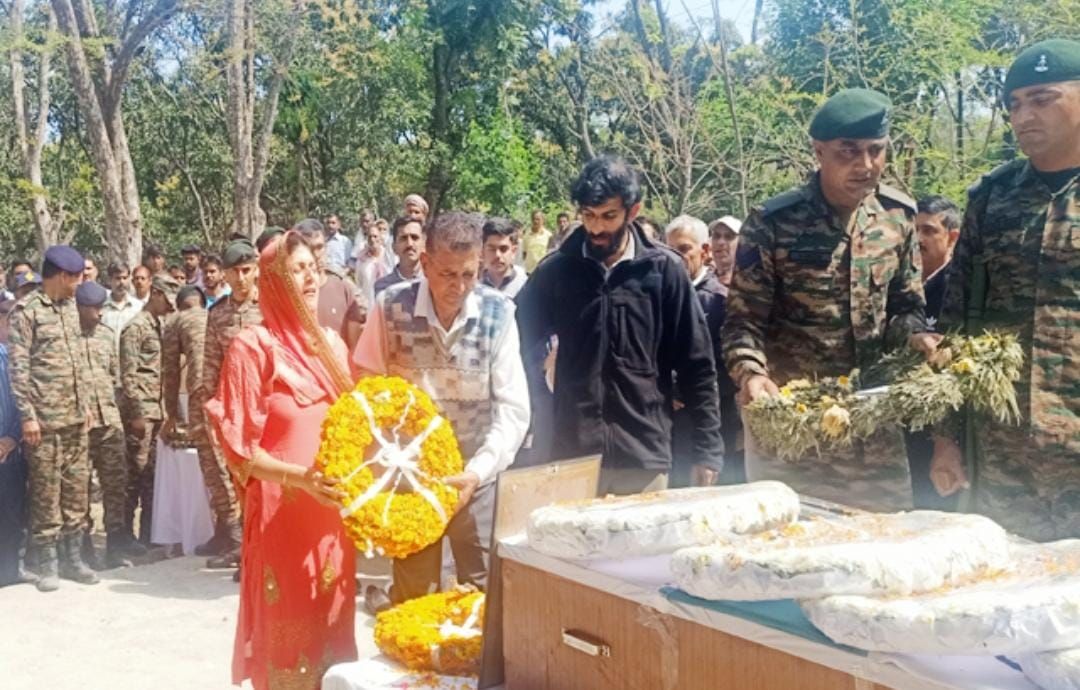 हिमाचल: तिरंगे में लिपटा घर आया मेजर अंकित, पत्नी ने पुष्प अर्पित कर दी अंतिम विदाई