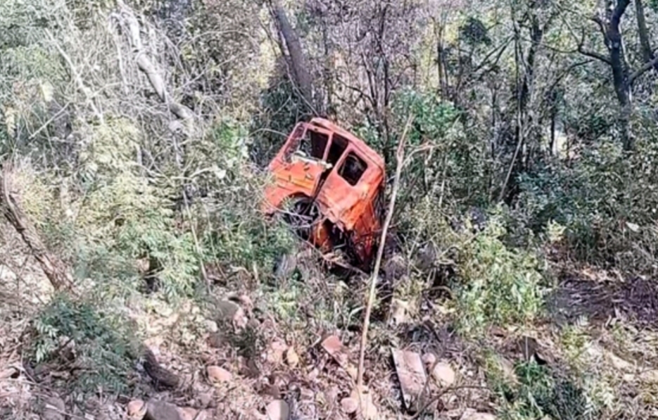 हिमाचल: ढलियारा के ‘खूनी मोड़’ पर फिर हुआ हादसा, सरिया से लदा ट्राला क्रैश बैरियर तोड़ खाई में गिरा