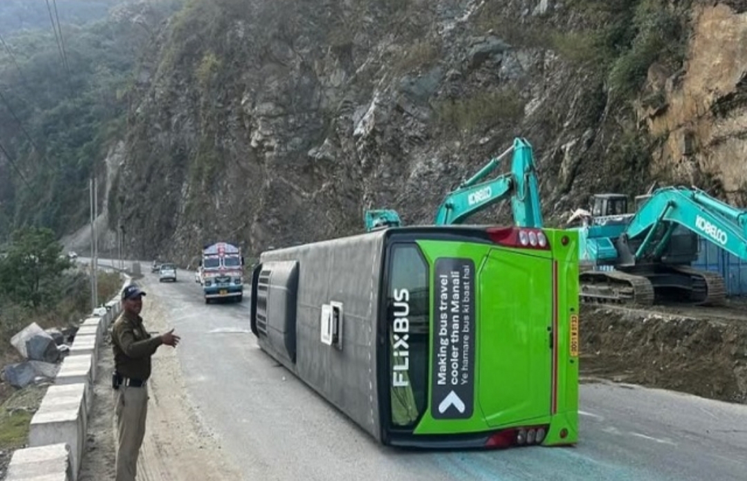 Himachal: खौफनाक मंजर में बदला पर्यटकों का सफर, चंडीगढ़-मनाली NH पर पहाड़ी से टकराकर सड़क पर पलटी वोल्वो बस