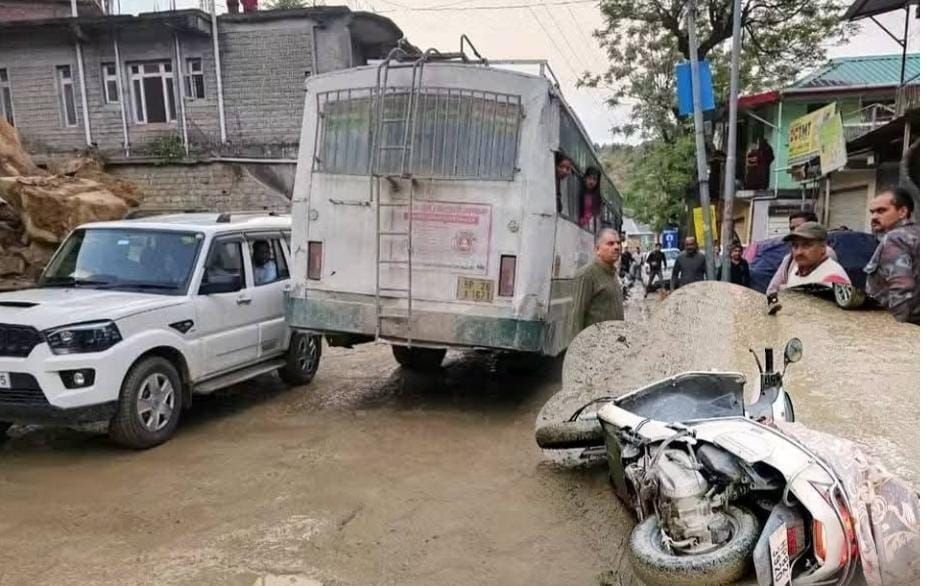 हिमाचल: स्किड होकर HRTC बस के नीचे घुसी स्कूटी, देखने लायक नहीं बचा चालक का चेहरा