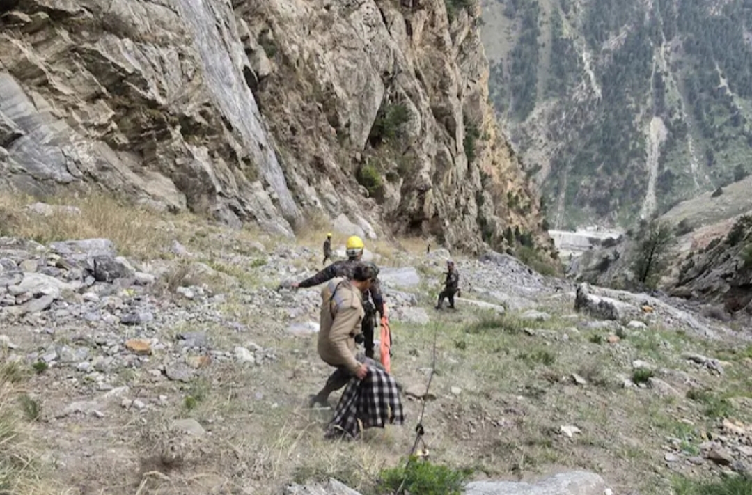 हिमाचल के चर्चित सुसाइड प्वाइंट के पास 150 मीटर नीचे खाई में गिरा टूरिस्ट, लाश निकालने में लगे 3 घंटे