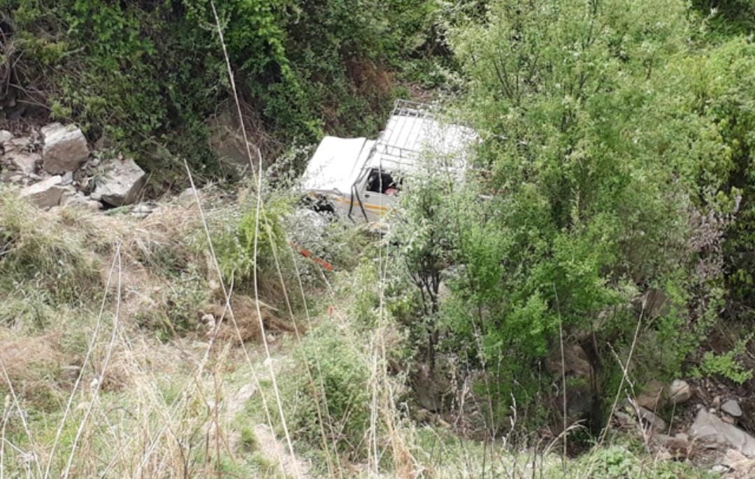 हिमाचल: बोलेरो में ठूंस-ठूंस कर भरे थे 25 लोग, गहरी खाई में गिरी; चीखों से दहल उठा क्षेत्र