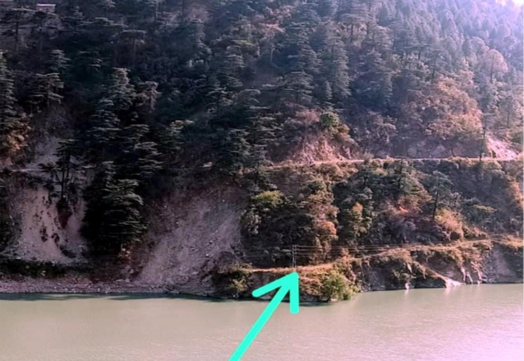 BREAKING हिमाचल: बारात से लौट रही कार खाई में गिरी, 8 माह की बच्ची सहित 5 लोगों की मौ#त