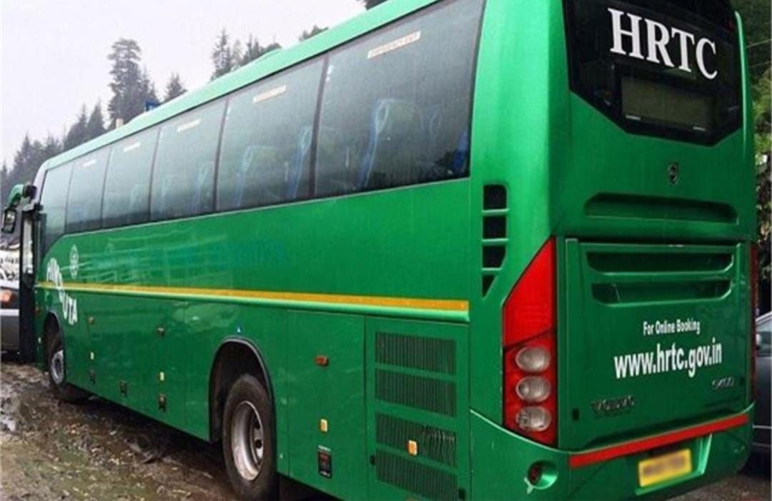हिमाचल: बाइकर्स गैंग ने दिल्ली बॉर्डर पर HRTC की बस का शीशा तोड़ा, ड्राइवर घायल