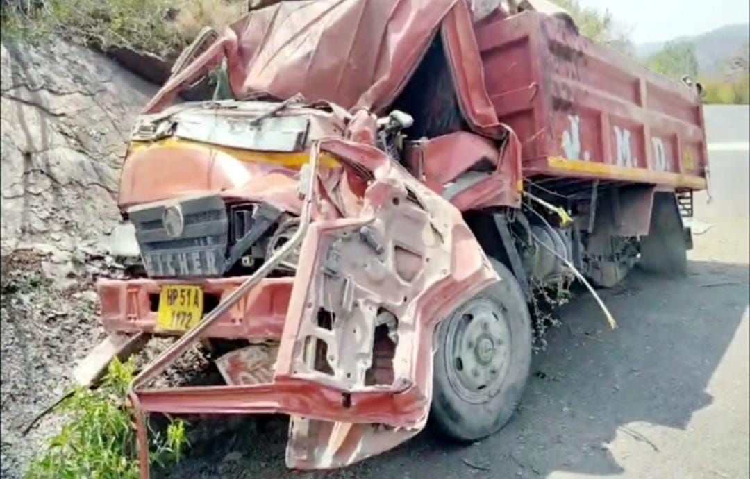हिमाचल: ट्रक में बैठकर नहाने के लिए खड्ड जा रहे थे लोग, रास्ते में हुई अनहोनी- किशोर की मौत, 8 लोग घायल