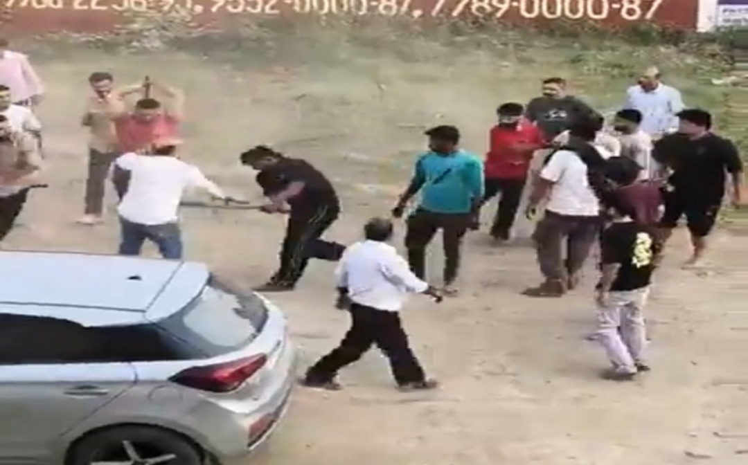 ऊना में दिनदहाड़े गुंडागर्दी: तलवारों और डंडों से व्यक्ति पर किया हमला, दहशत का माहौल