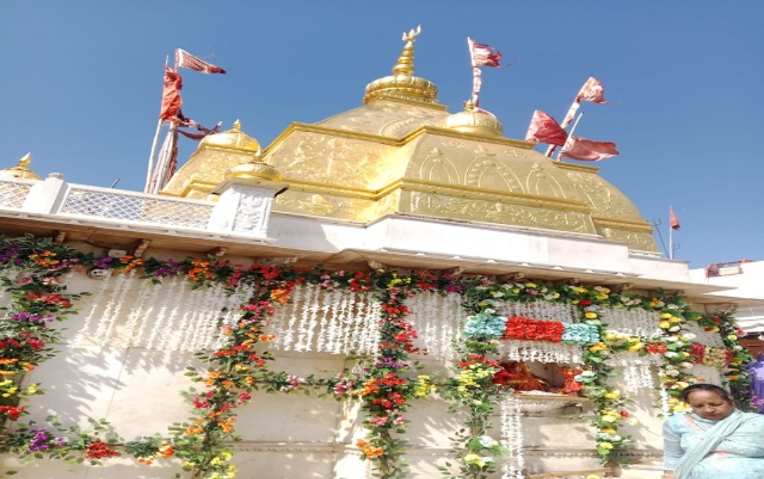 मां नयना देवी के चढ़ावे को देख डोला ईमान, दानपात्र से पैसे चुराते पकड़ा कर्मचारी
