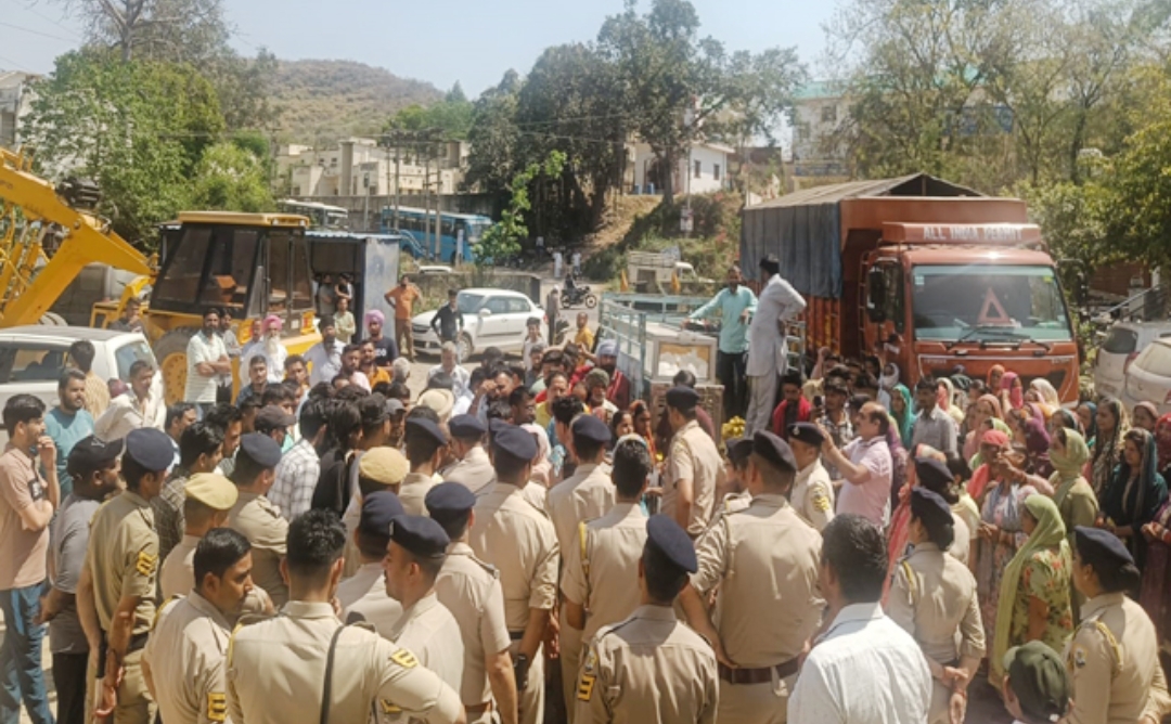 हिमाचल: हाईड्रा की टक्कर से महिला की मौत, परिजनों का शव के साथ प्रदर्शन