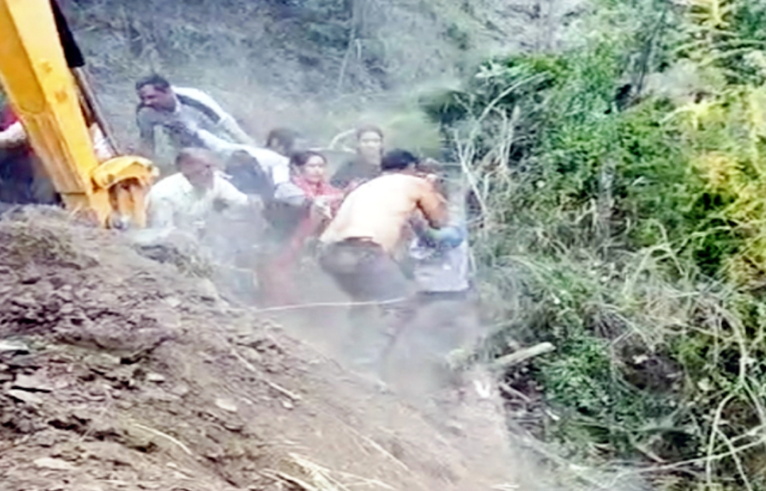 सिरमौर: जमीनी विवाद को लेकर दो गुटों में खूनी झड़प, 2 महिलाओं समेत 4 घायल