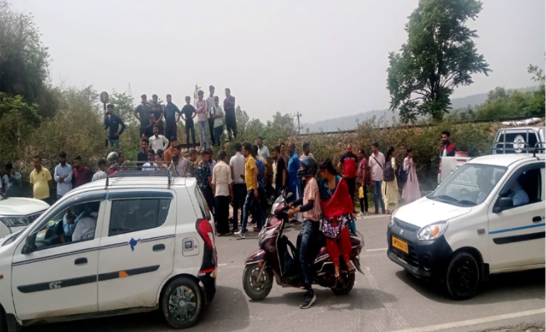 हिमाचल: मंडी-पठानकोट एनएच पर बस-बाइक में भीषण टक्कर, युवक की मौके पर मौत