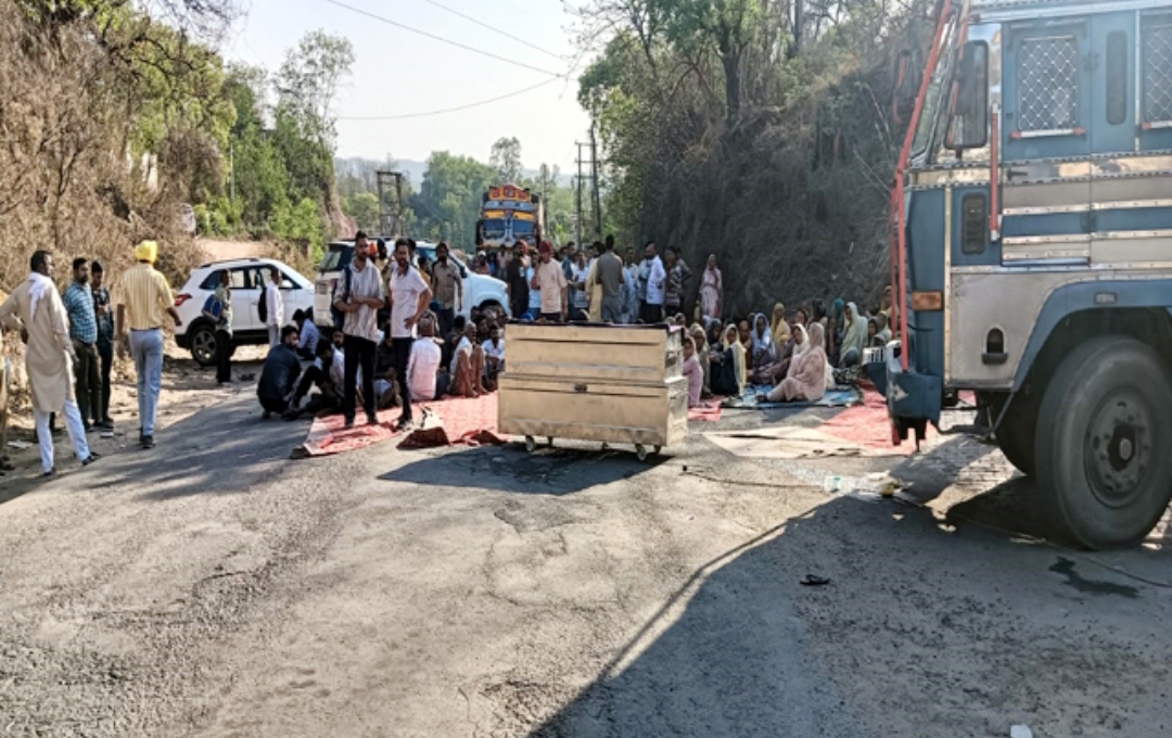 Solan: नालागढ़ में महिला की मौत पर बवाल, मायका पक्ष ने NH पर शव रखकर किया चक्का जाम