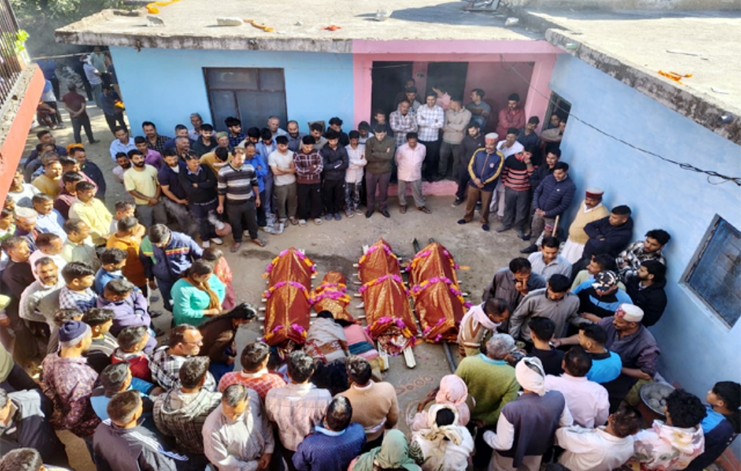 Himachal: कार हादसे में मारे गए 5 लोगों का हुआ अंतिम संस्कार, एक ही घर से उठीं 4 अर्थियां