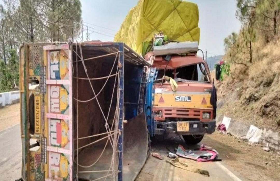 सिरमौर में तेज रफ्तार का कहर: ओवरटेक करते कैंटर से टकराई पिकअप, बीच सड़क पलटी