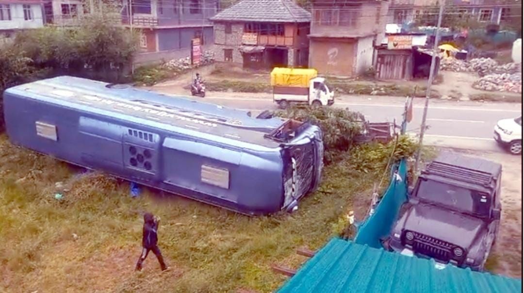 BIG BREAKING: हिमाचल घूमने आए पर्यटकों की बस पलटी, 50 से ज्यादा थे सवार