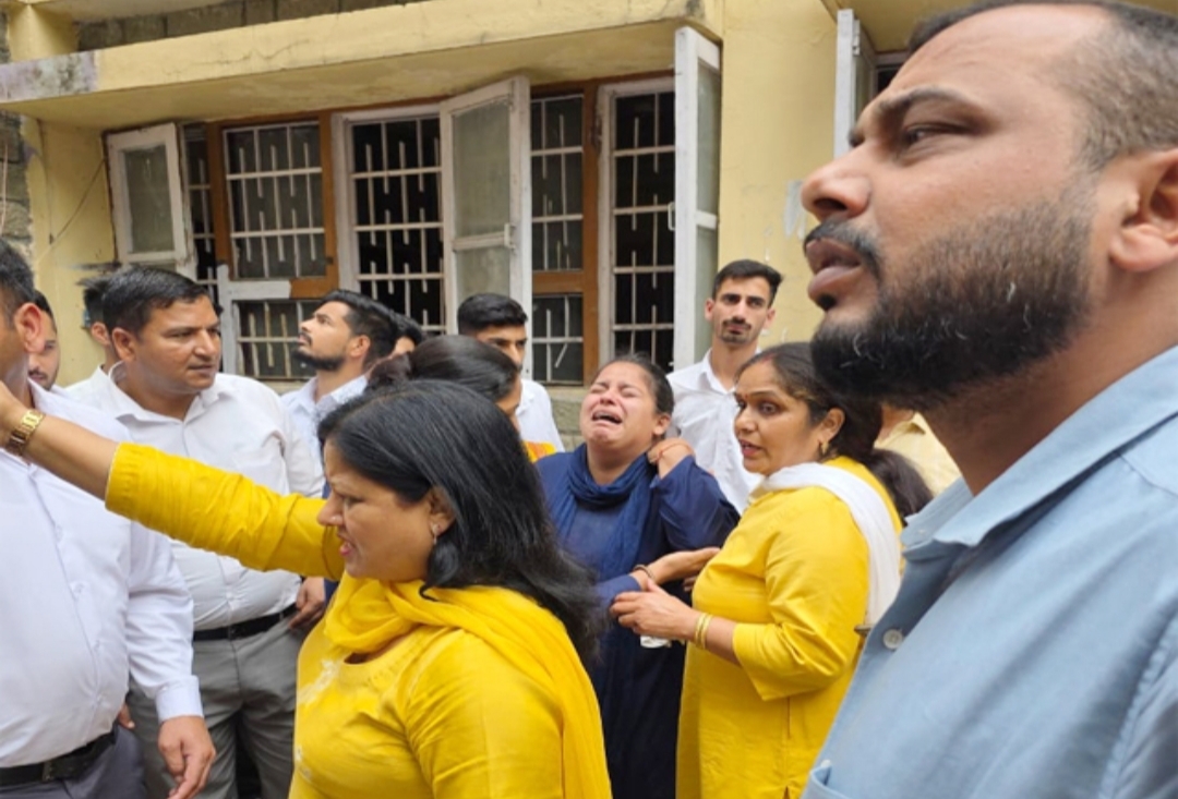 Himachal: DIET मंडी में चल रही थी प्रार्थना सभा…फिर हुआ कुछ ऐसा कि मच गया हड़कंप, 3 छात्राएं गंभीर घायल