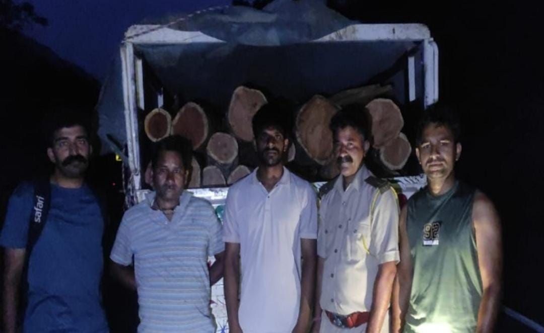 वन विभाग पांवटा साहिब की टीम की बड़ी कार्रवाई, खैर की लकड़ी से लदी पिकअप पकड़ी