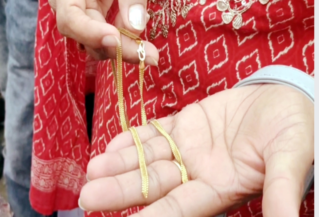 Himachal: बस में चढ़ रही महिला की साेने की चेन काटकर 1 लाख रुपए का पैंडल उड़ाया, 2 महिलाएं काबू