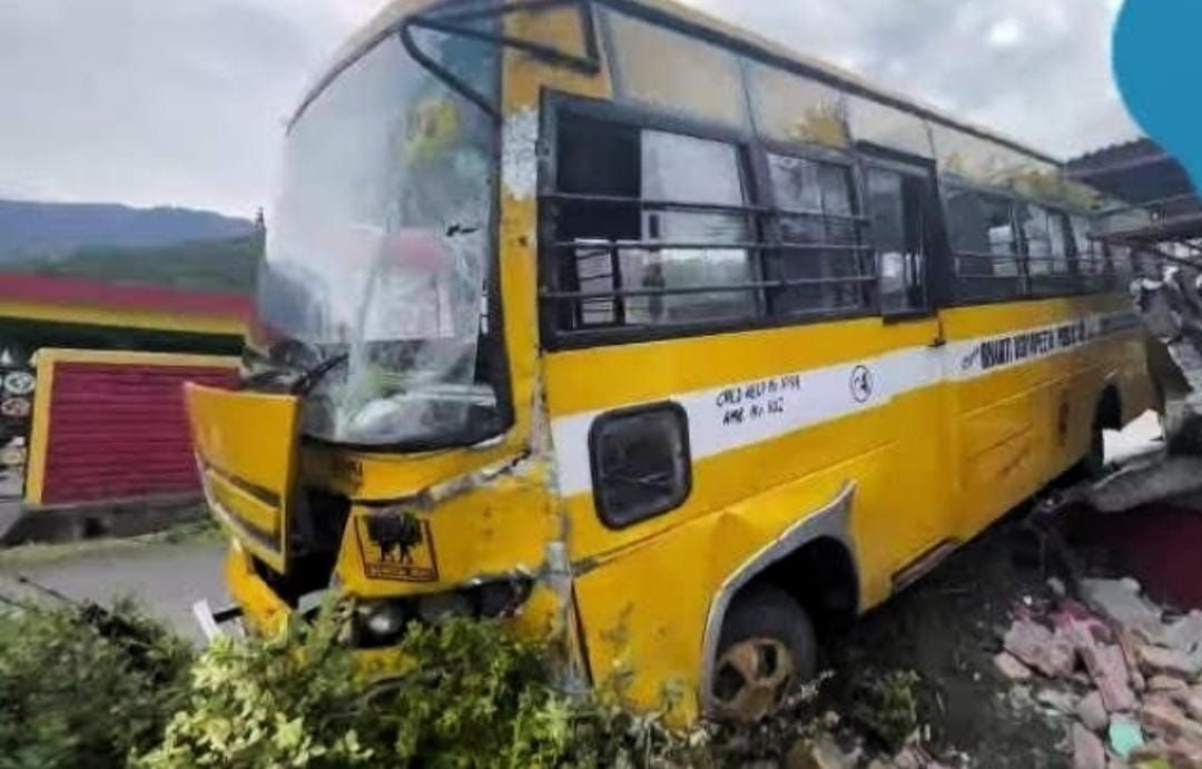 हिमाचल: चालक ने खाेया नियंत्रण, बच्चों से भरी स्कूल बस हुई हादसे का शिकार