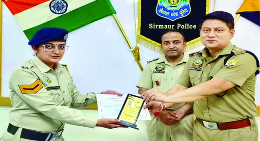 सिरमौर: एसपी ने थपथपाई पुलिस कर्मियों की पीठ