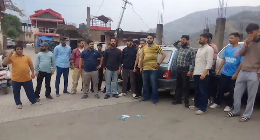 हिमाचल प्रदेश के कंडाघाट में मुस्लिम दंपति ने किया पाकिस्तान का समर्थन, थाने पहुंचा मामला, युवकों ने किया प्रोटेस्ट