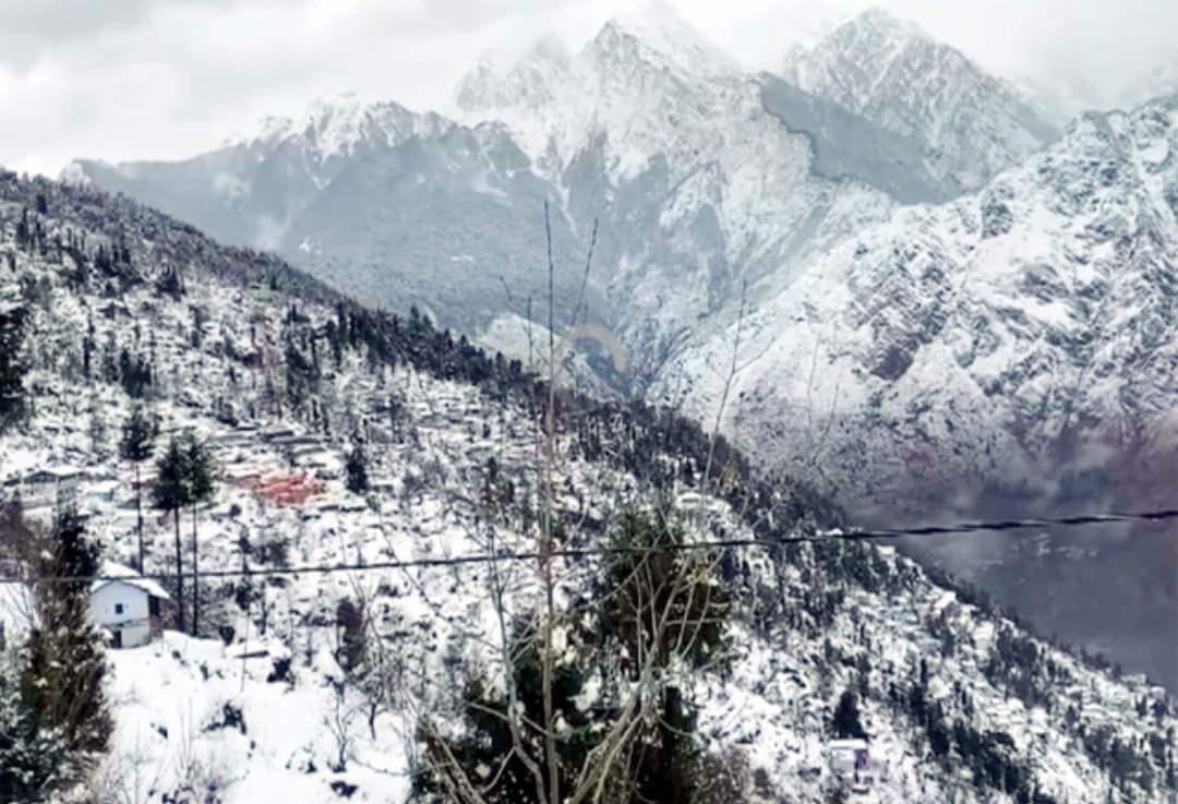 हिमाचल: सुबह खिली धूप…दोपहर को बदल गया मौसम, कुल्लू-लाहौल की चोटियों पर हिमपात का दौर शुरू