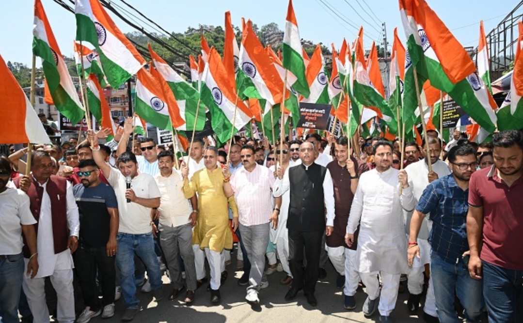 Himachal: भाजपा ने 100 मीटर लंबा झंडा लेकर निकाली तिरंगा यात्रा, “पाकिस्तान मुर्दाबाद” के गूंजे नारे