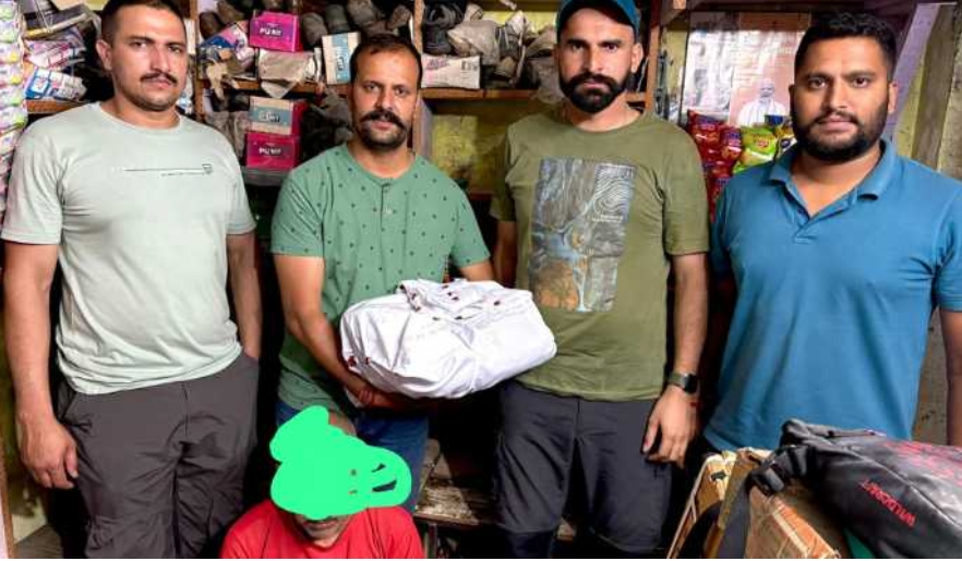 Sirmour: कमरऊ में दुकान से 55 शीशीयां नशीले सिरप और 16,700 नकद बरामद, आरोपी गिरफ्तार