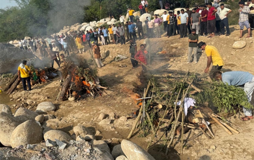 Himachal: एक साथ जलीं मासूम बच्चों व दादा की चिताएं, घर में मची चीखो-पुकार, मां हुई बेसुध